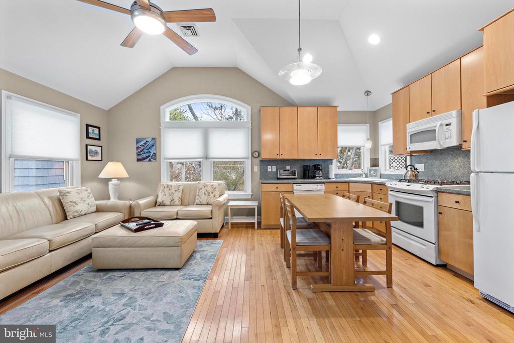 123 E 17TH ST Unit: 2