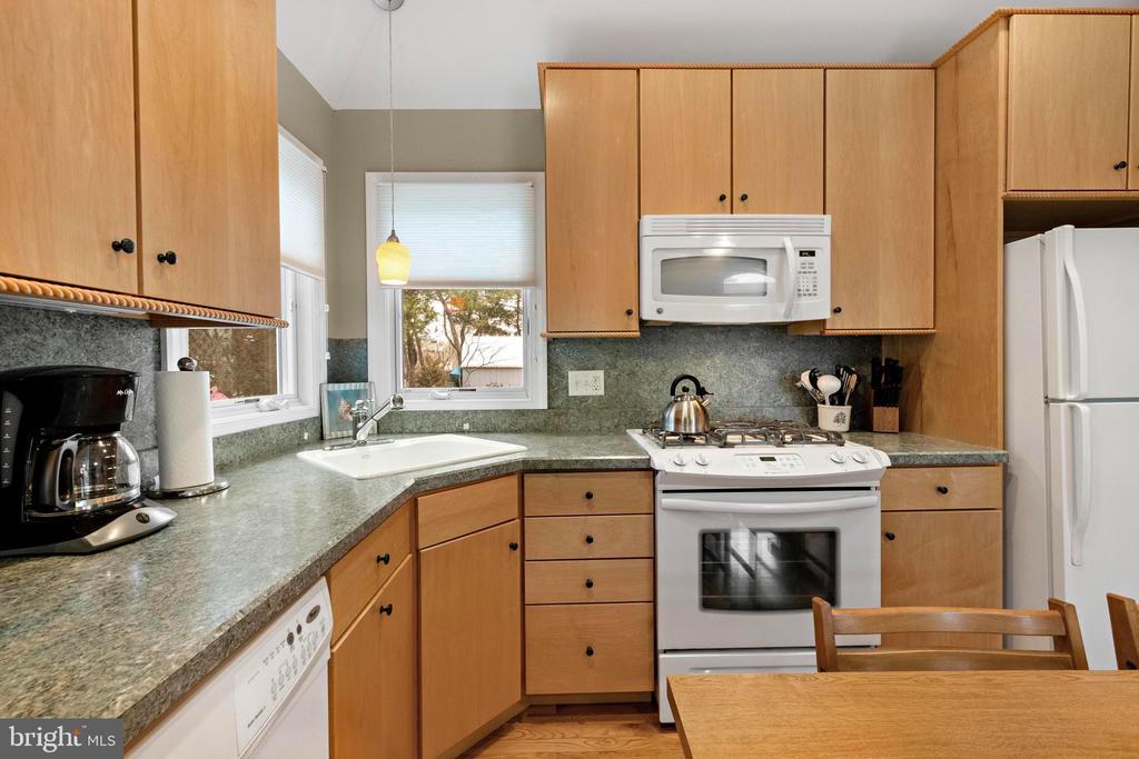 123 E 17TH ST Unit: 2