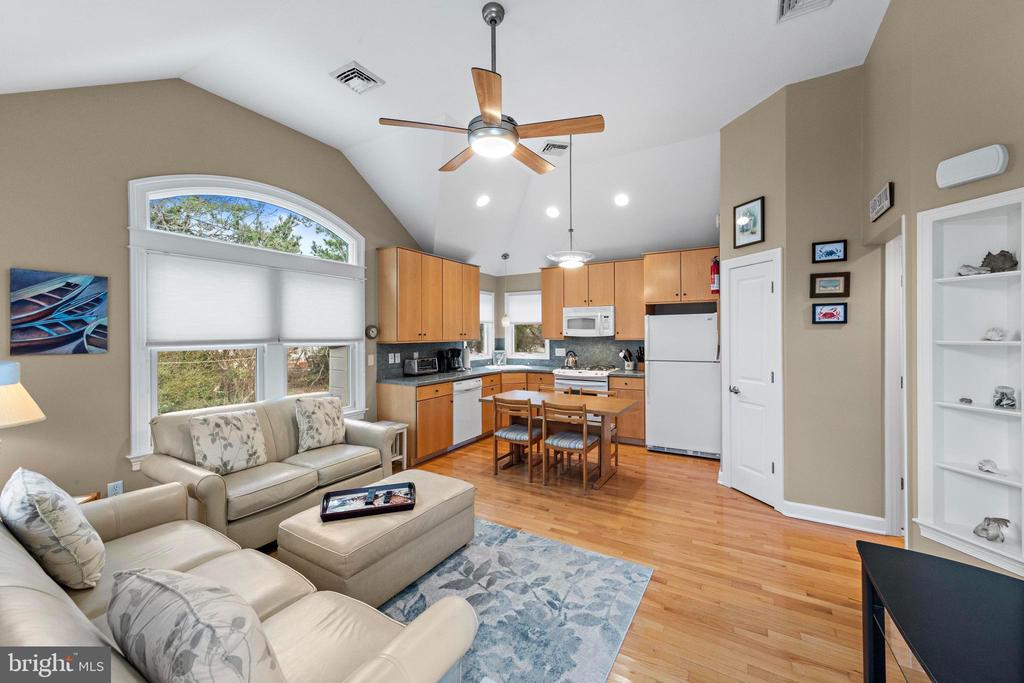 123 E 17TH ST Unit: 2