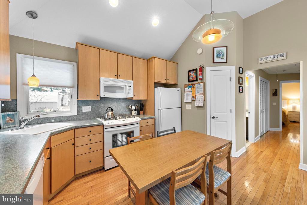 123 E 17TH ST Unit: 2