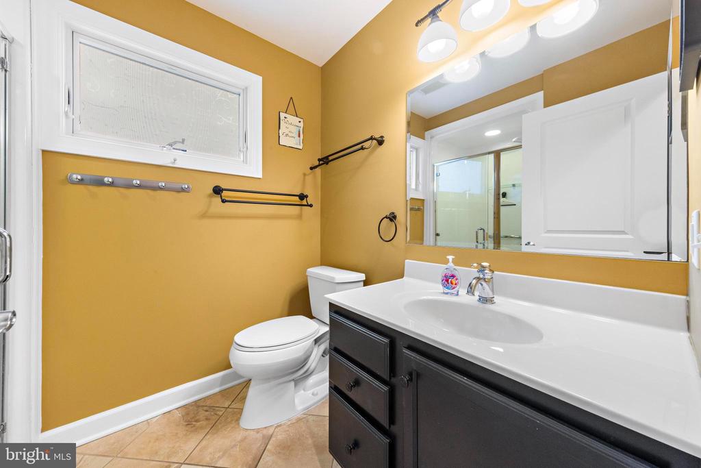 123 E 17TH ST Unit: 2