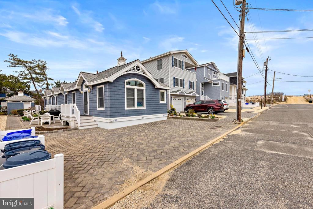 123 E 17TH ST Unit: 2