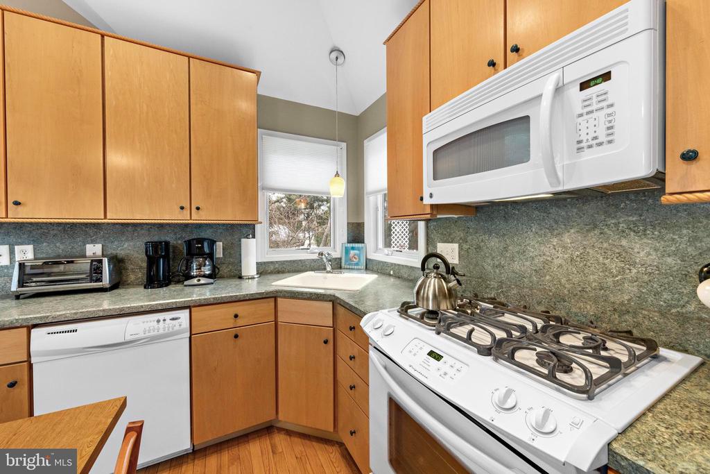 123 E 17TH ST Unit: 2