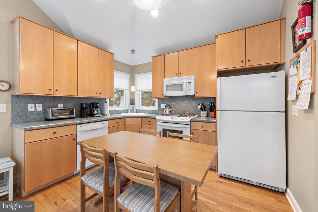 123 E 17TH ST Unit: 2