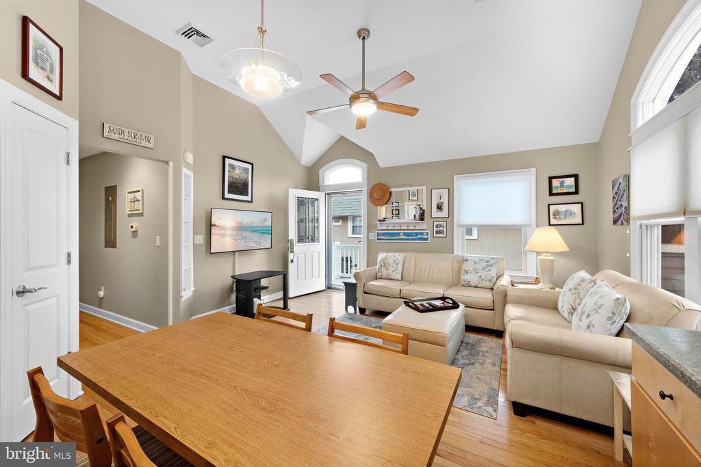 123 E 17TH ST Unit: 2