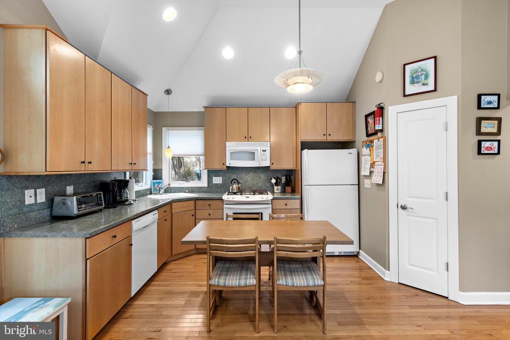 123 E 17TH ST Unit: 2