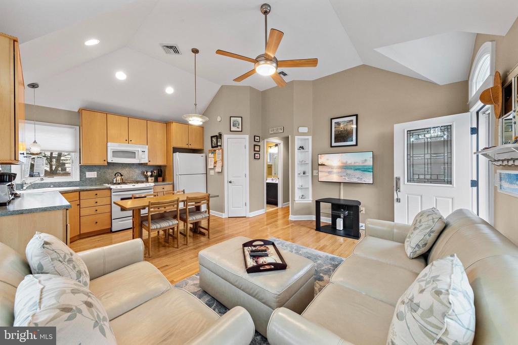 123 E 17TH ST Unit: 2
