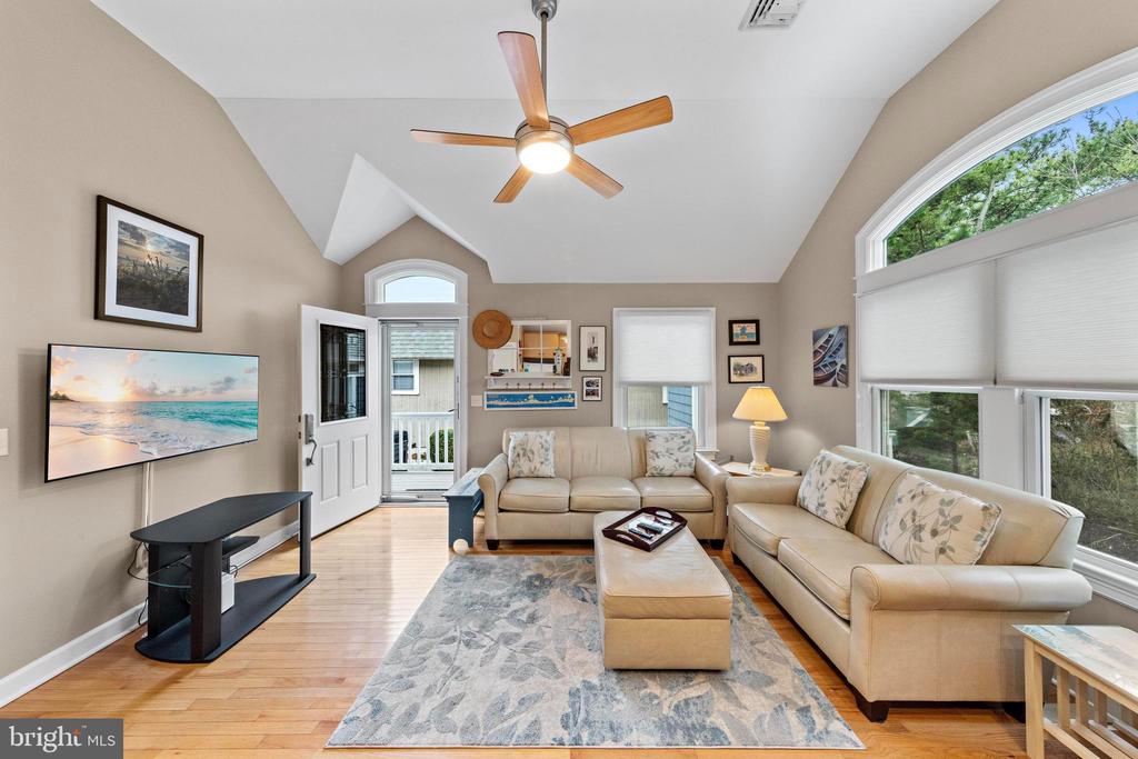 123 E 17TH ST Unit: 2