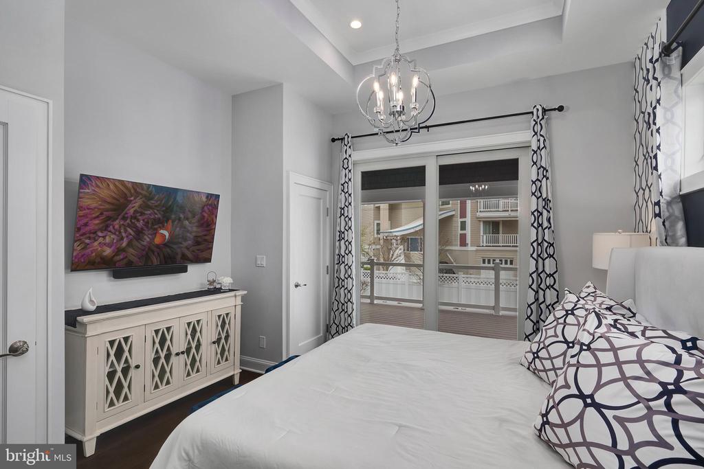 1013 - B LONG BEACH