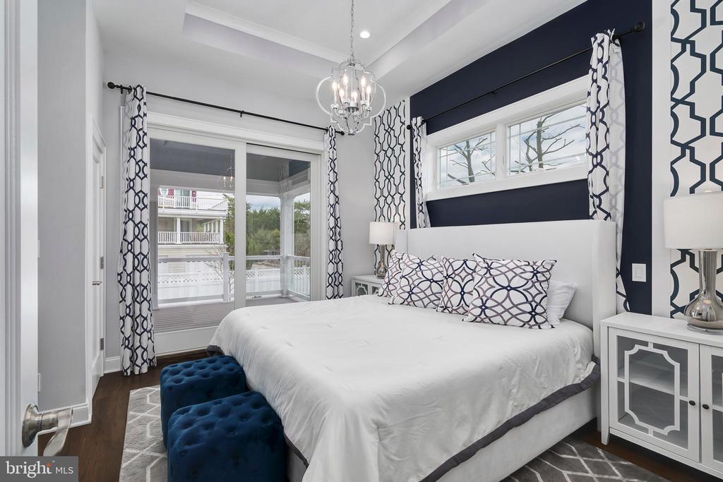 1013 - B LONG BEACH