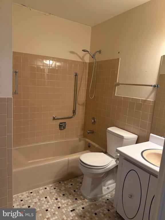 146 B HUDSON PARKWAY Unit: B