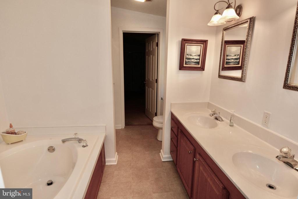 4 W WOODDUCK DR