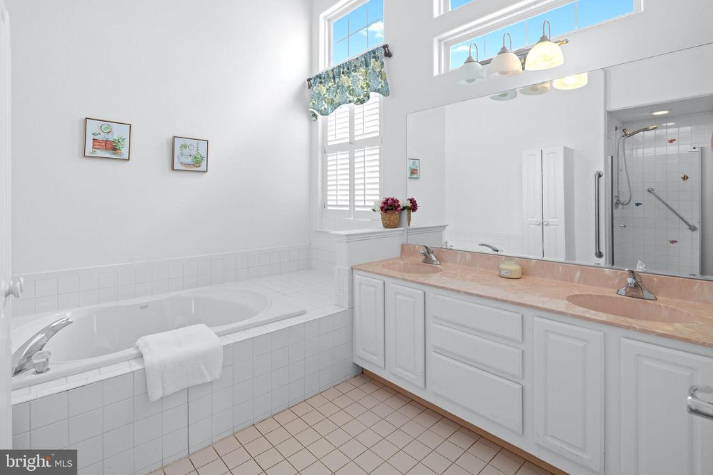 2 WOODLAKE COURT