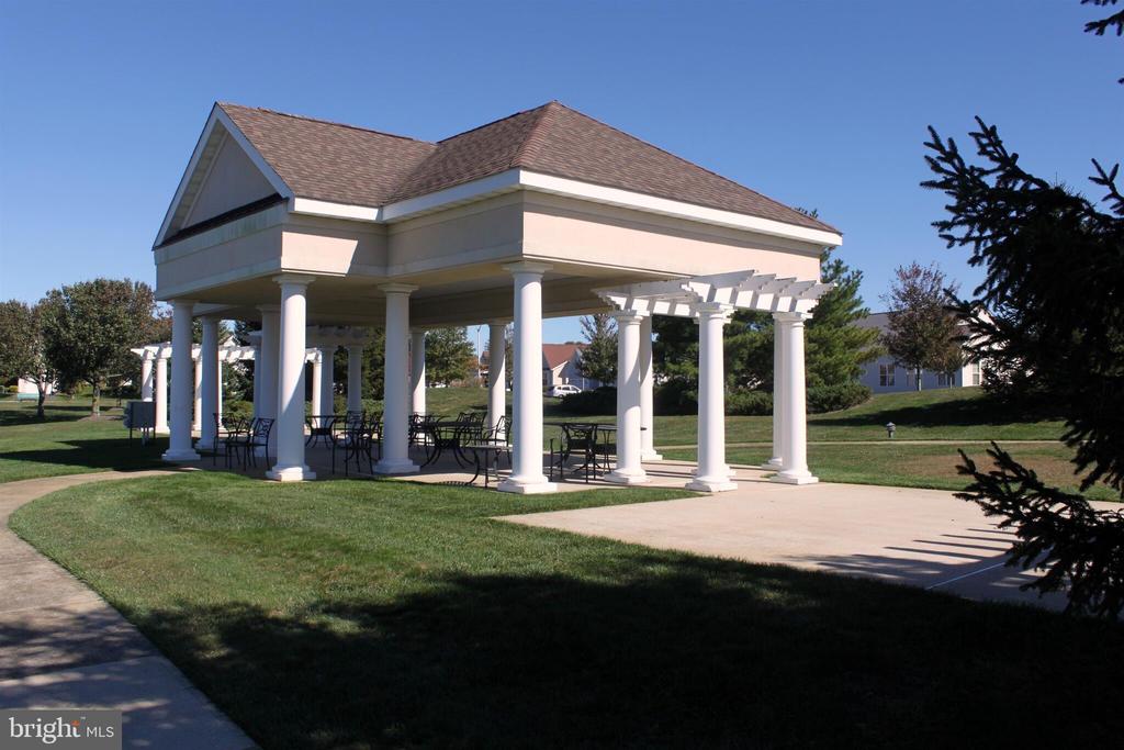 2 WOODLAKE COURT