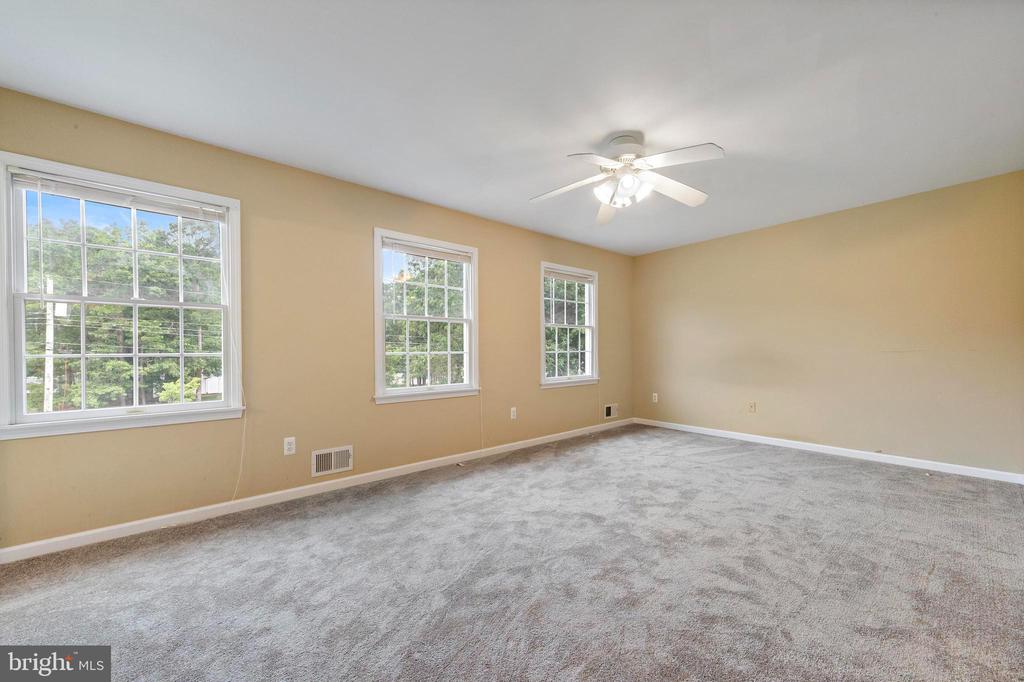 746 RAILROAD DRIVE