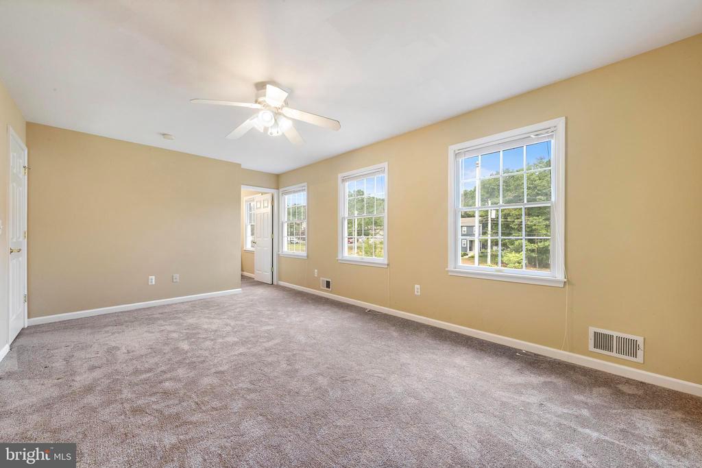 746 RAILROAD DRIVE
