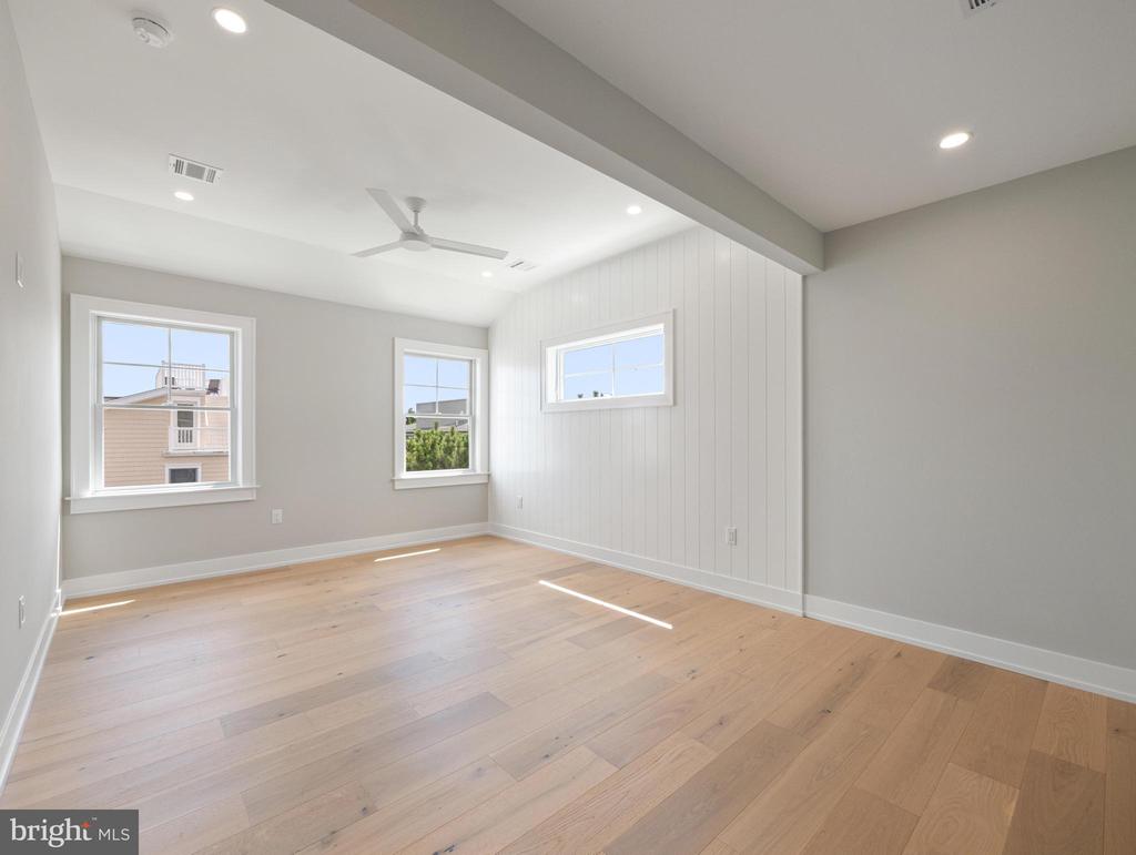 20 W JOSHUA AVENUE