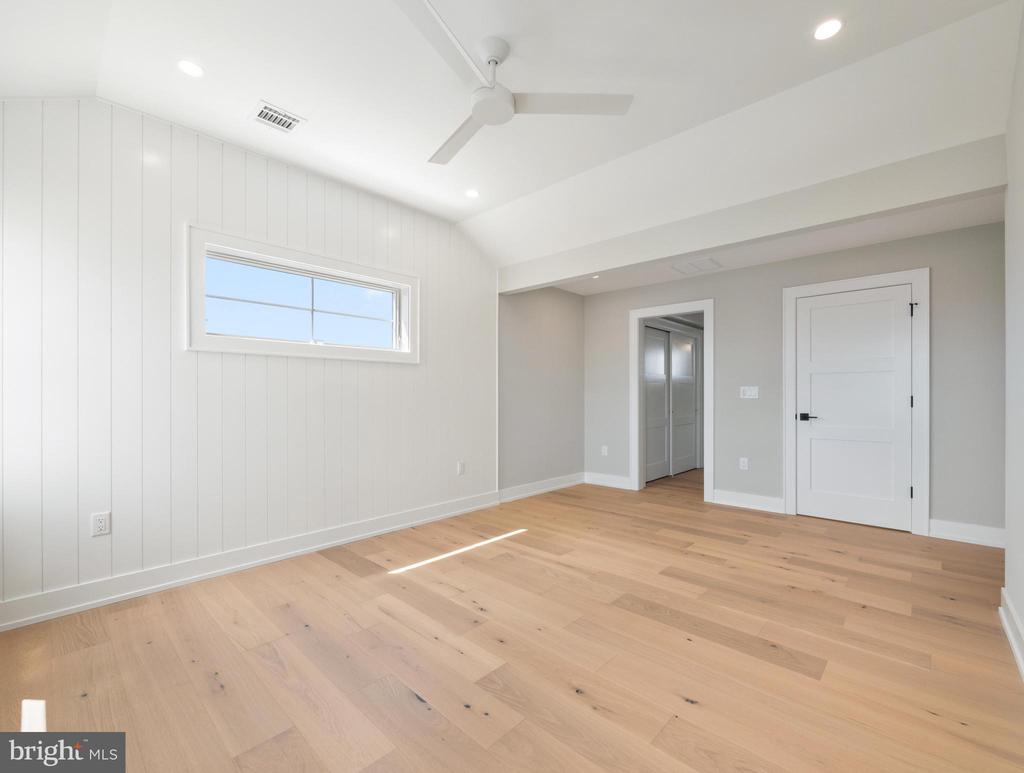 20 W JOSHUA AVENUE