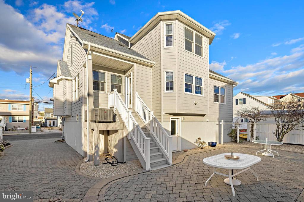 40 W MARYLAND AVENUE