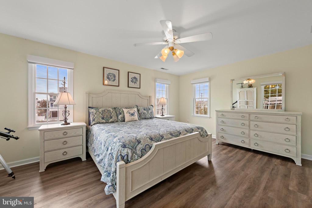 4 E GOLDSBOROUGH (63RD ST.)