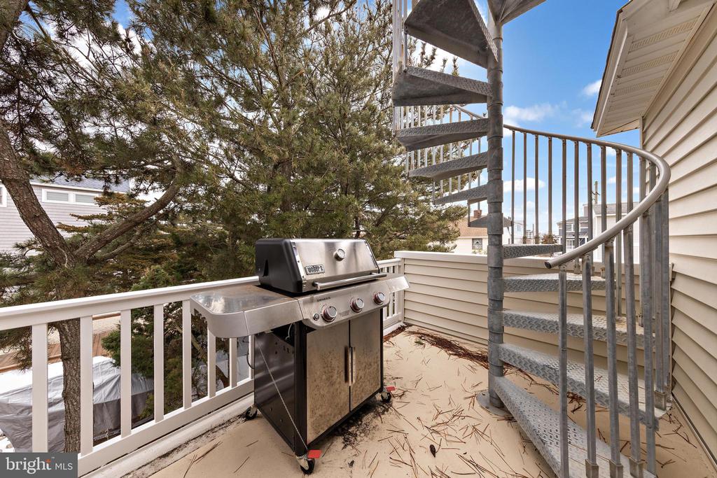 4 E GOLDSBOROUGH (63RD ST.)