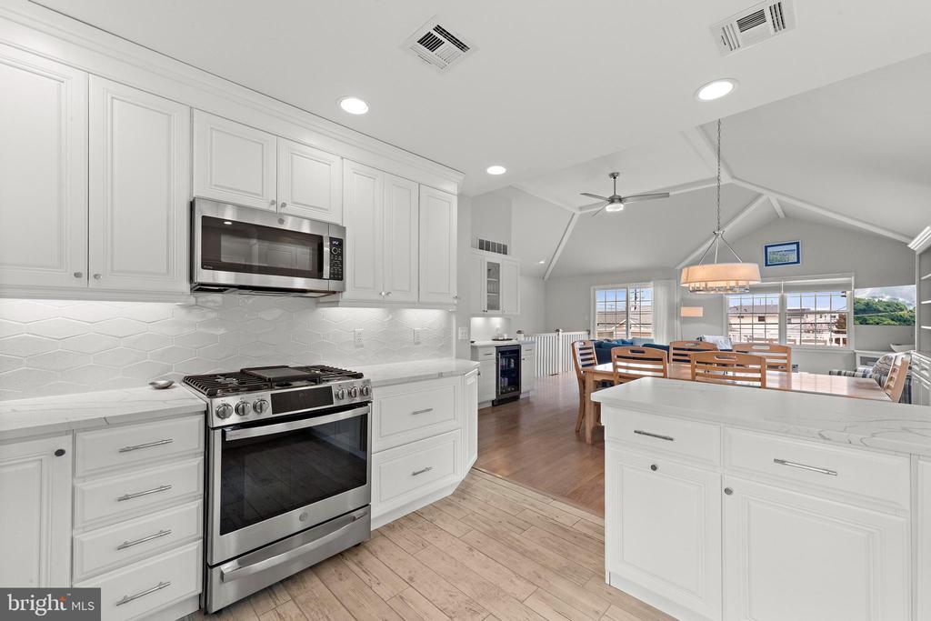 4 E GOLDSBOROUGH (63RD ST.)