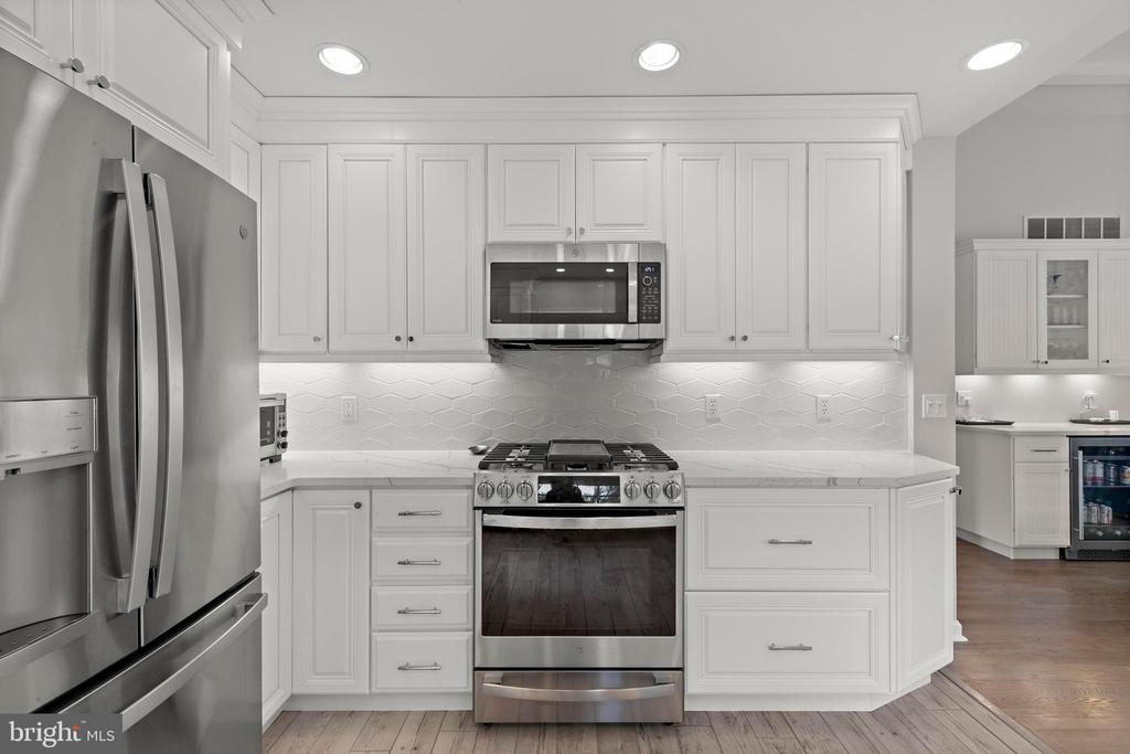 4 E GOLDSBOROUGH (63RD ST.)