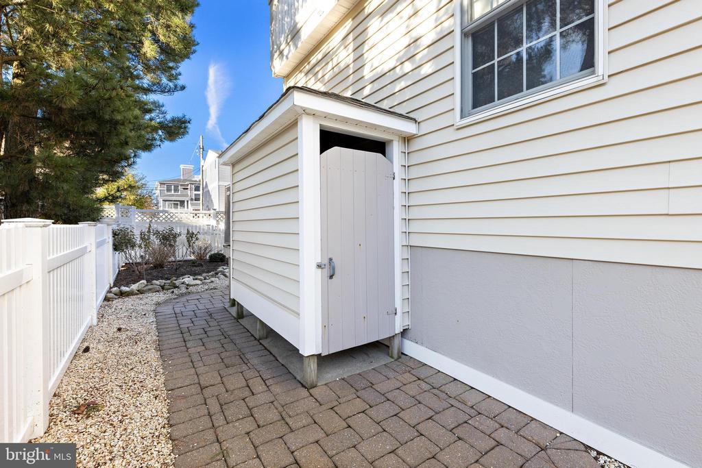 4 E GOLDSBOROUGH (63RD ST.)