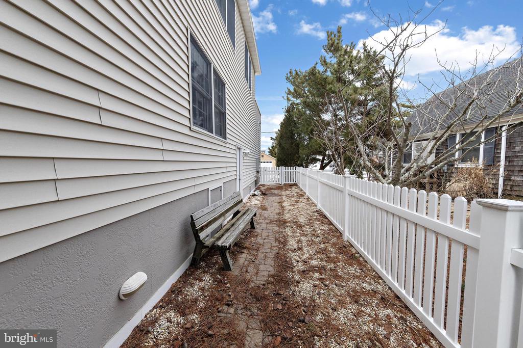 4 E GOLDSBOROUGH (63RD ST.)