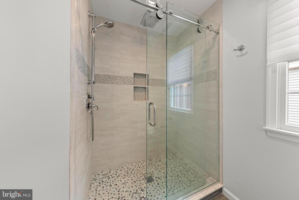 4 E GOLDSBOROUGH (63RD ST.)