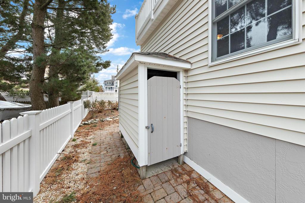 4 E GOLDSBOROUGH (63RD ST.)