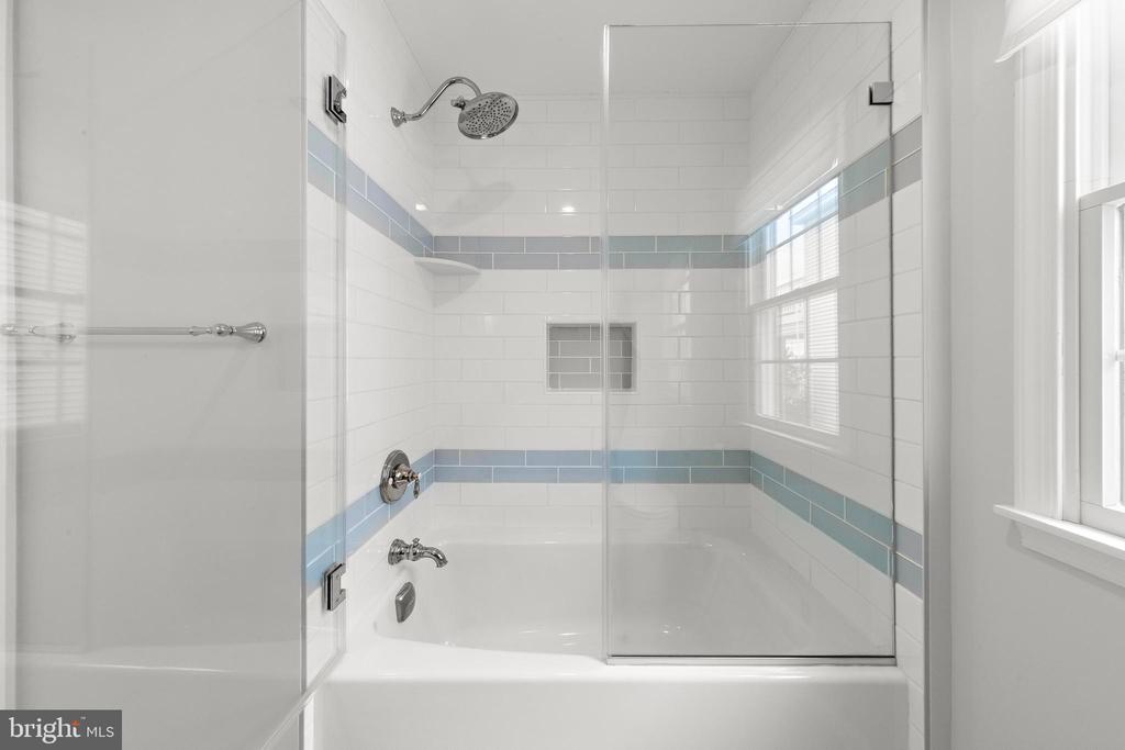 4 E GOLDSBOROUGH (63RD ST.)