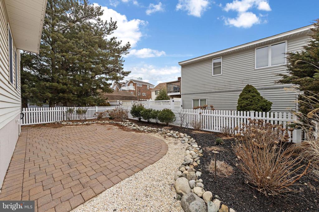 4 E GOLDSBOROUGH (63RD ST.)