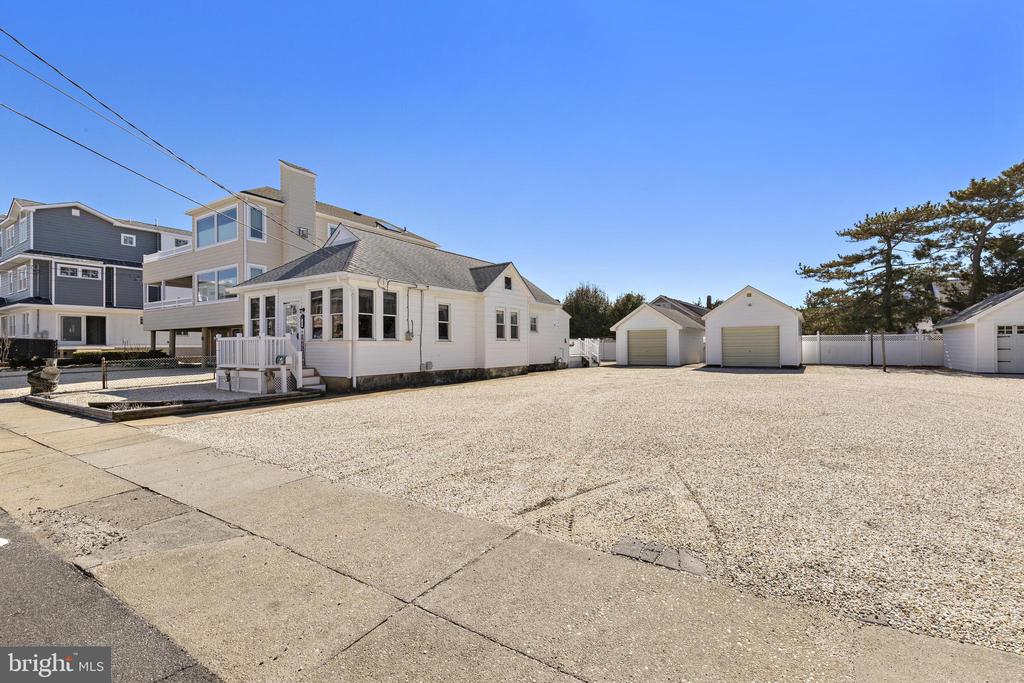 16 E PAULDING AVENUE