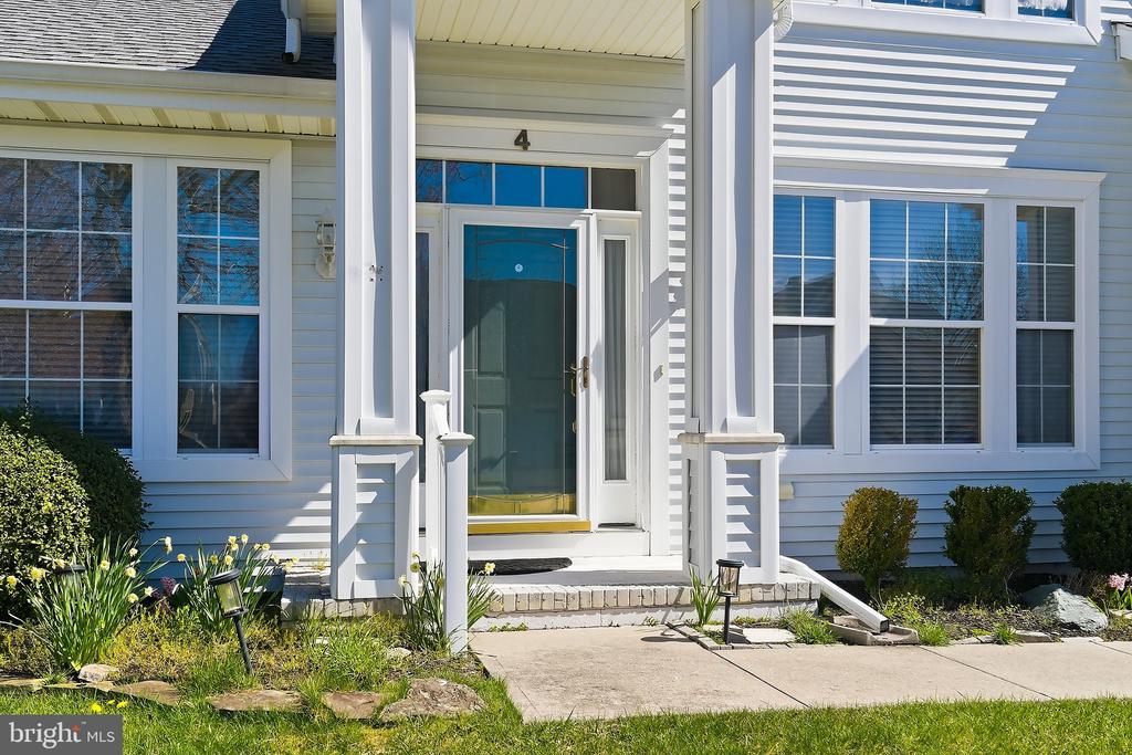 4 SWAN LAKE COURT