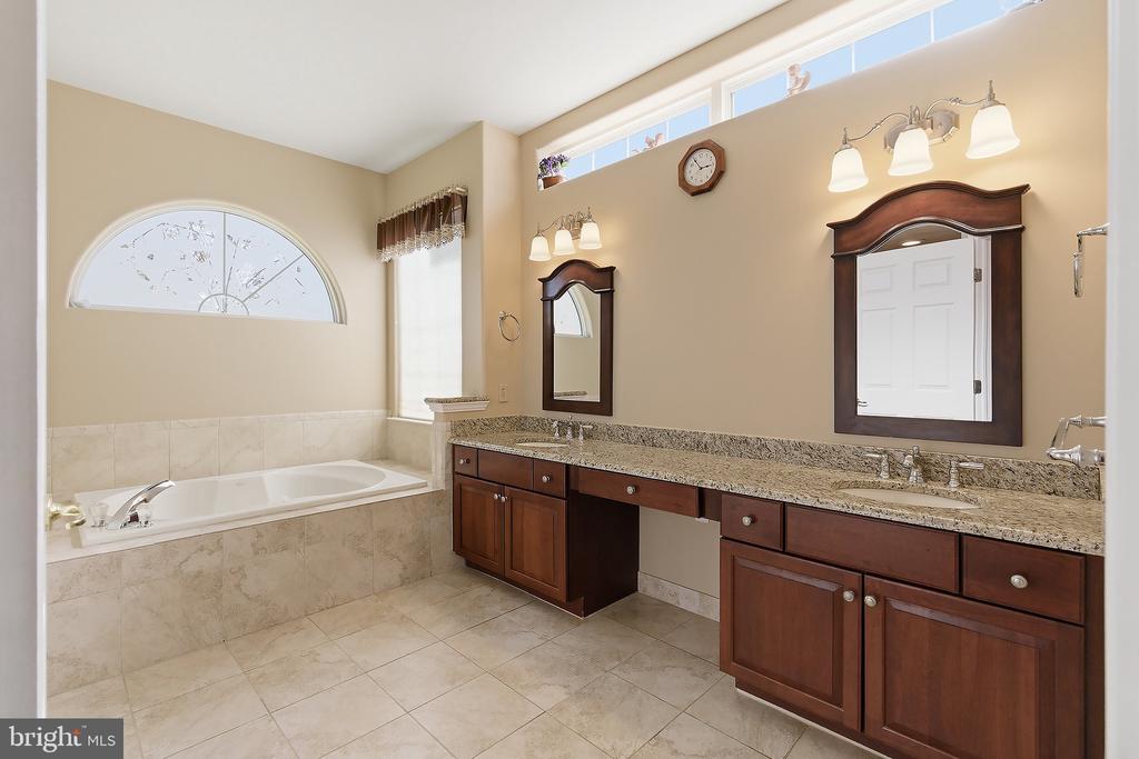 4 SWAN LAKE COURT