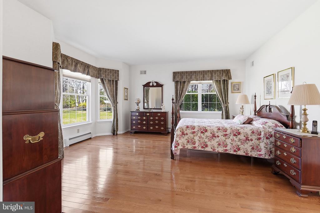 4 SWAN LAKE COURT