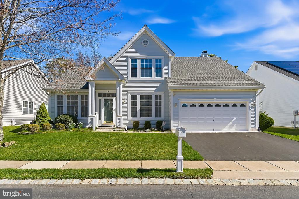 4 SWAN LAKE COURT