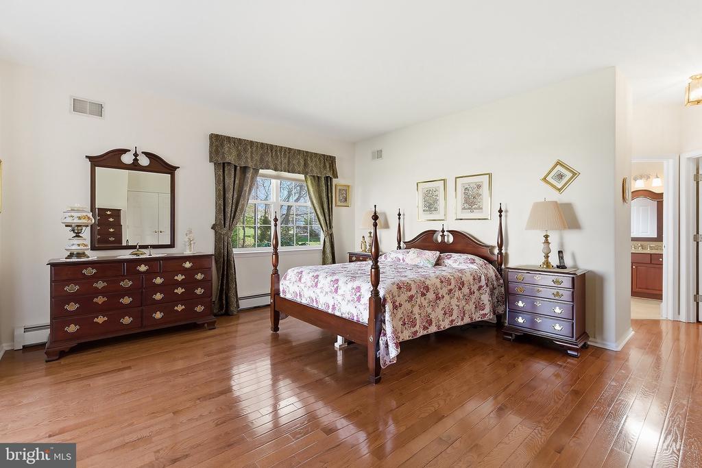 4 SWAN LAKE COURT