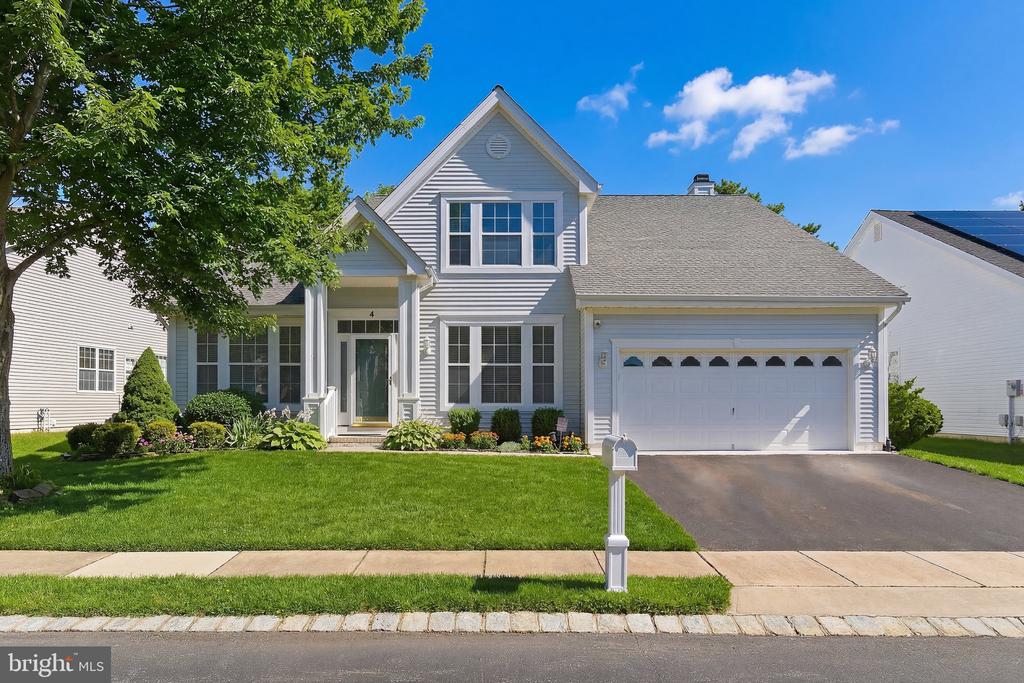 4 SWAN LAKE COURT