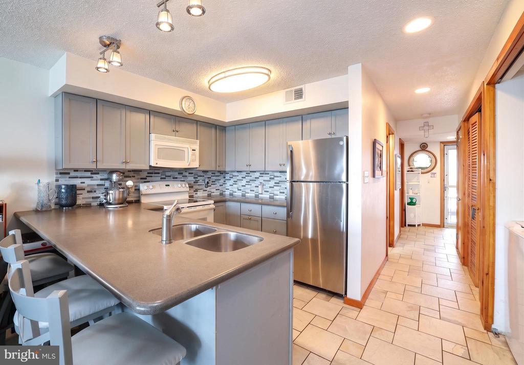1000 N BAY AVENUE Unit: C7
