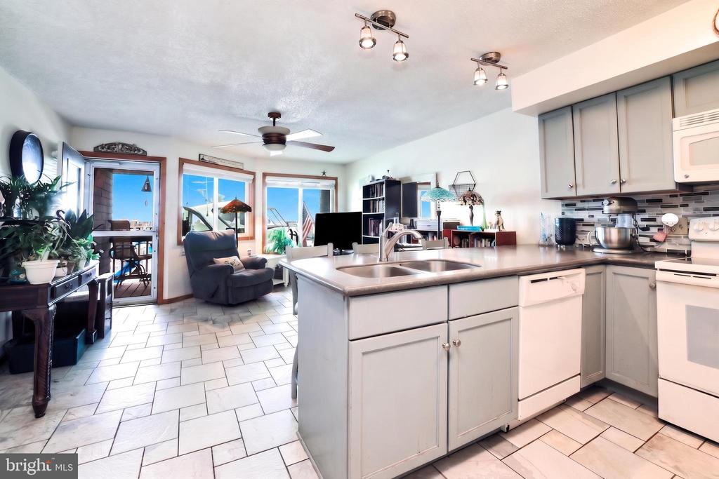 1000 N BAY AVENUE Unit: C7