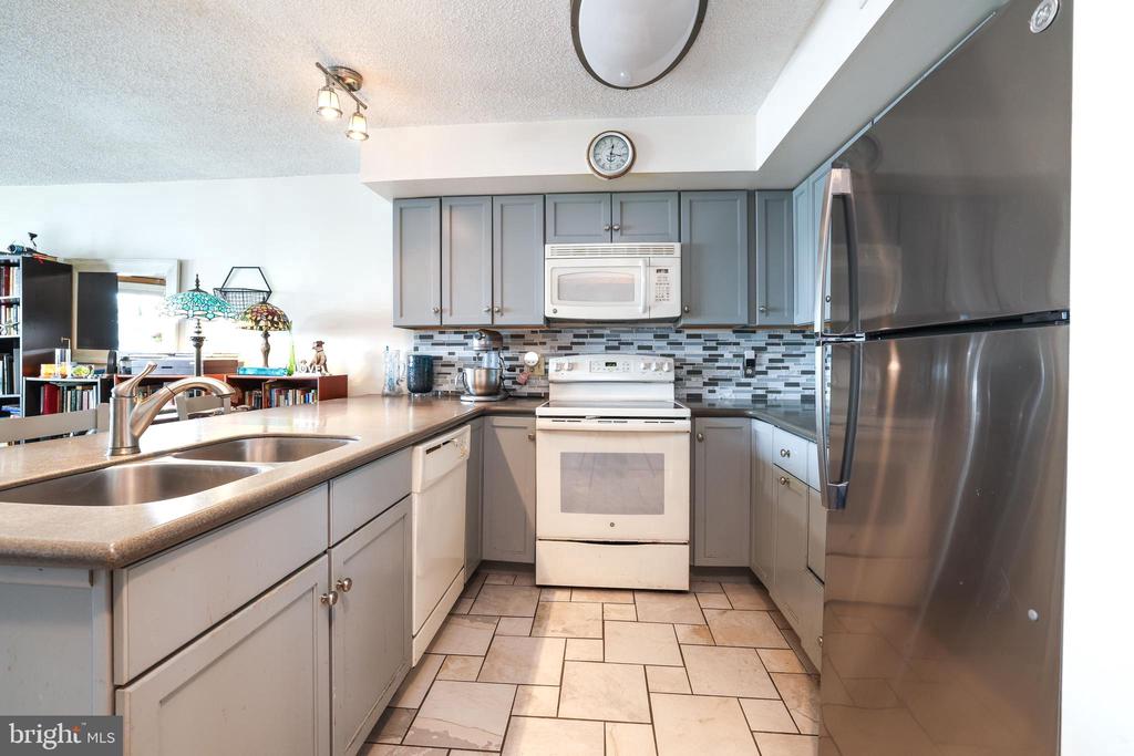 1000 N BAY AVENUE Unit: C7