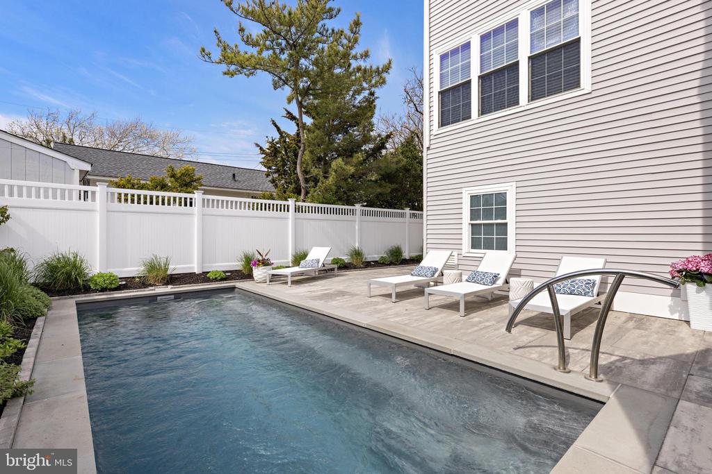 14 W JACQUELINE AVENUE