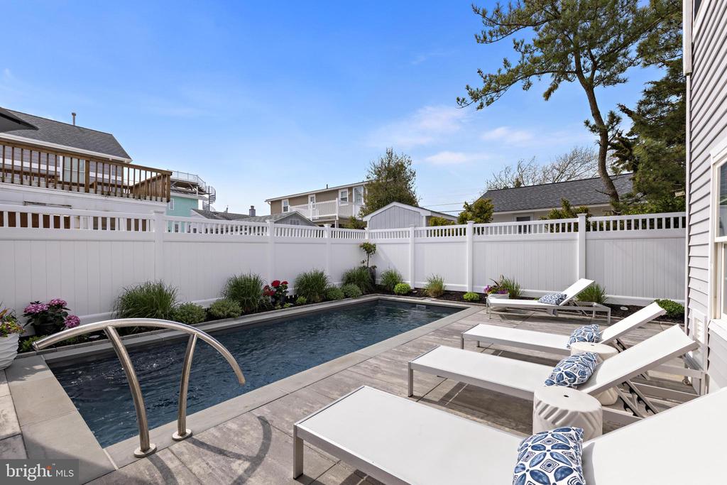 14 W JACQUELINE AVENUE
