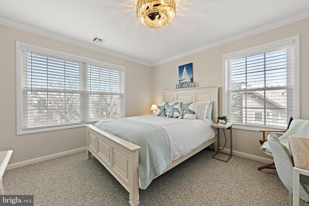 14 W JACQUELINE AVENUE
