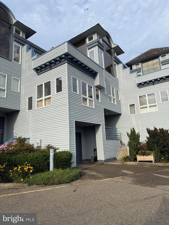 527 ENGLESIDE AVENUE