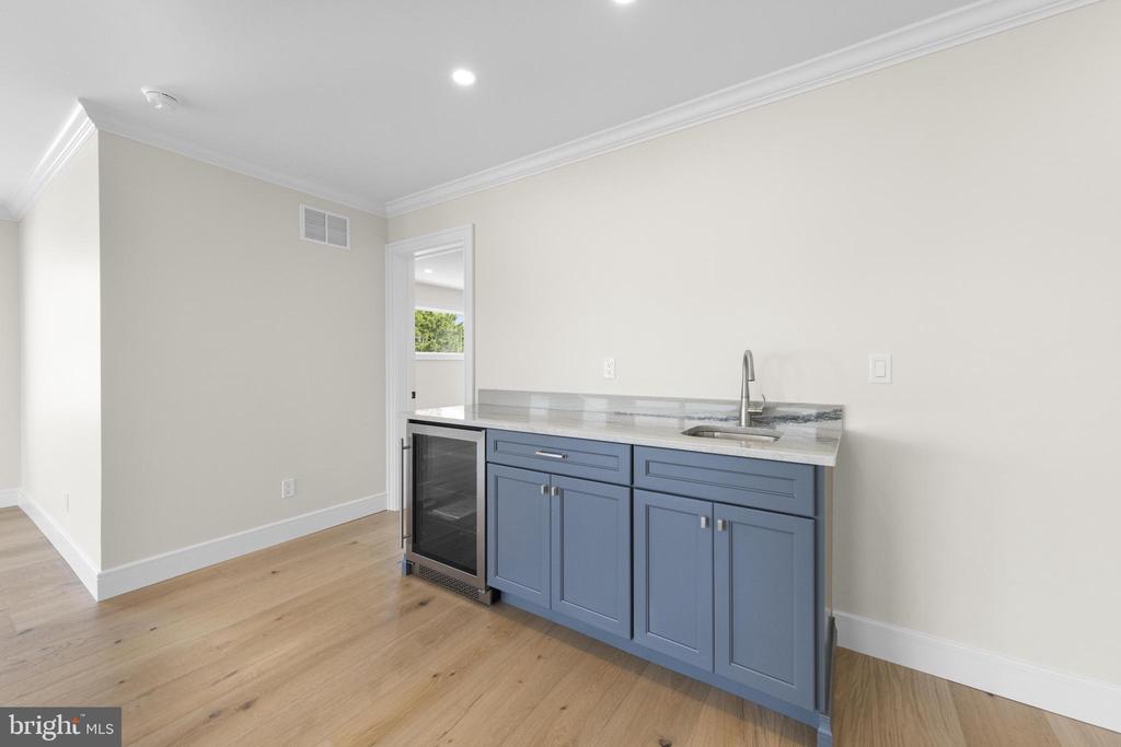 309 W 16TH STREET