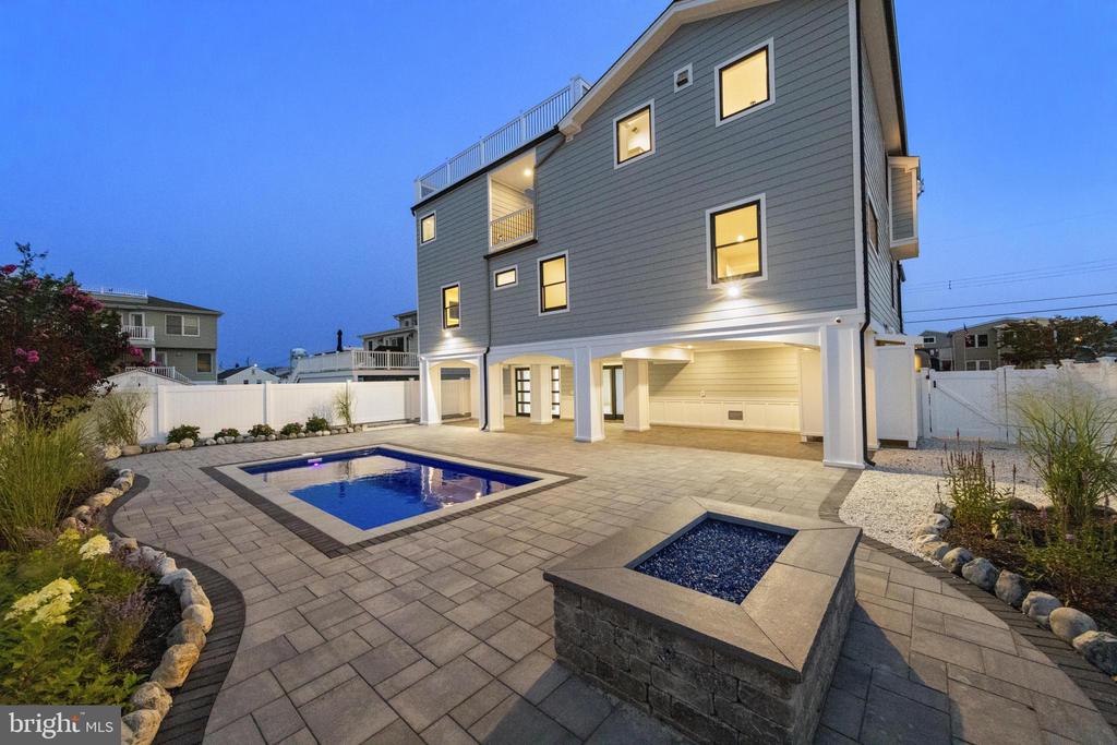 309 W 16TH STREET