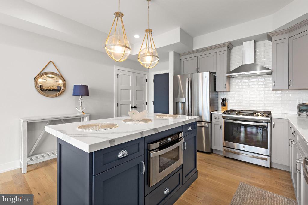 2020 LONG BEACH BLVD Unit: 2-C (SW)